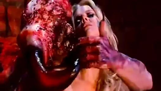 Güzel memeli sarışın piliç odada boynuzlu adamın sikini dölle sikiyor