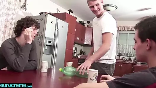 Eurocreme.com - pis prezervatifsiz üçlü grup seks
