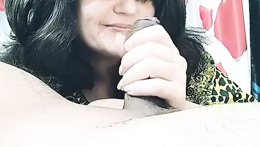 Tamamen doğal güzellik zenci adamın götünü ve yarağını yalıyor