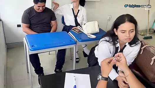 Mara her zaman sınıfa geç geliyor ve onu terk etmek için öğretmeni sikiyor