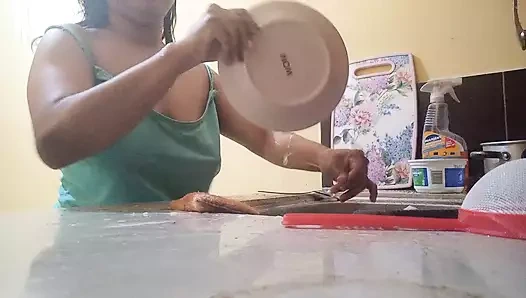 Bulaşık yıkamak beni azdırıyor komşu beni pencereden izliyor ve ona büyük göğüslerimi gösteriyorum