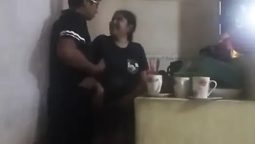 Hizmetçi mutfakta sikiliyor (karım neredeyse bizi buluyor)