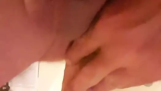 Evli adam büyük dildolar alıyor