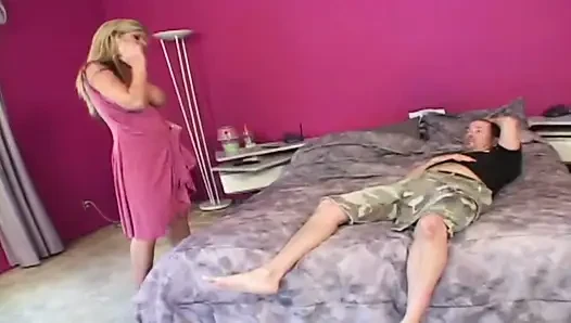 Büyük memeli sarışın amını yalatıyor ve sonra bir amcık tarafından sikiliyor