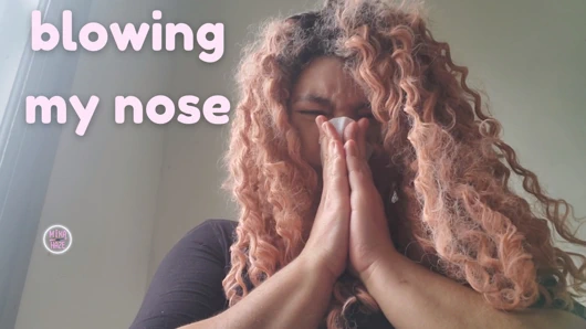 Mika burnunu sümkürüyor - büyük kornalar!