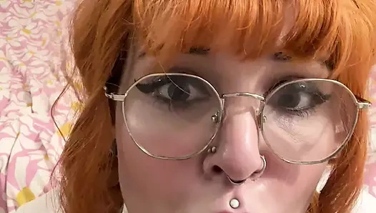 Bayan Ruby sen olmayı dileyerek dildo emiyor