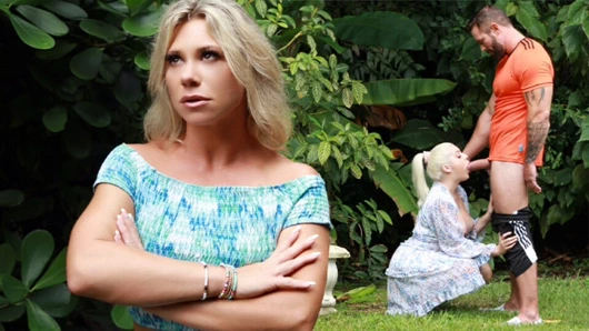 Üvey babayı izlerken kendime dokunuyorum, sonra yarağını içime sokuyorum