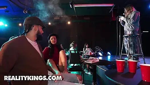 REALITY KINGS - Evelin Stone Spices Up поэзии Slam с скрытным сексом и заполненное спермой лицо