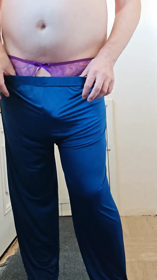 Kıpır kıpır sallanan wank travesti açık kasık