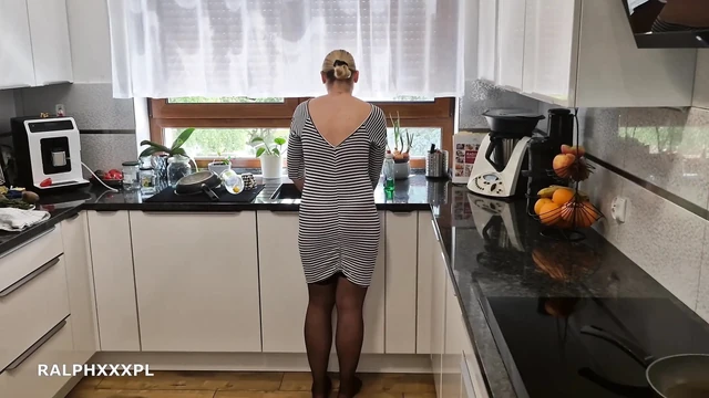 Üvey Anne Bulaşıkları Yıkarken Mutfakta Seks Fışkırtıyor Ve Dölleniyor