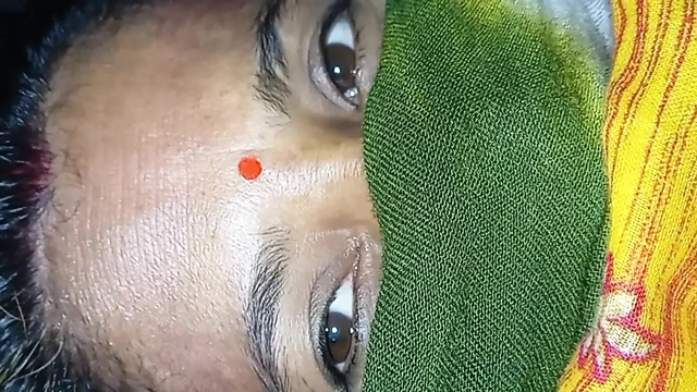 Üvey oğlum amcığıma masaj yapıyor ve beni sikiyor Hintli yenge Bengalce ses