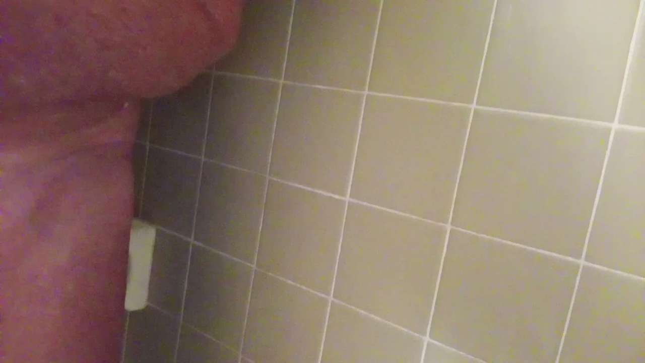 Banyo duşunda amımla oynarken duş alıyorum