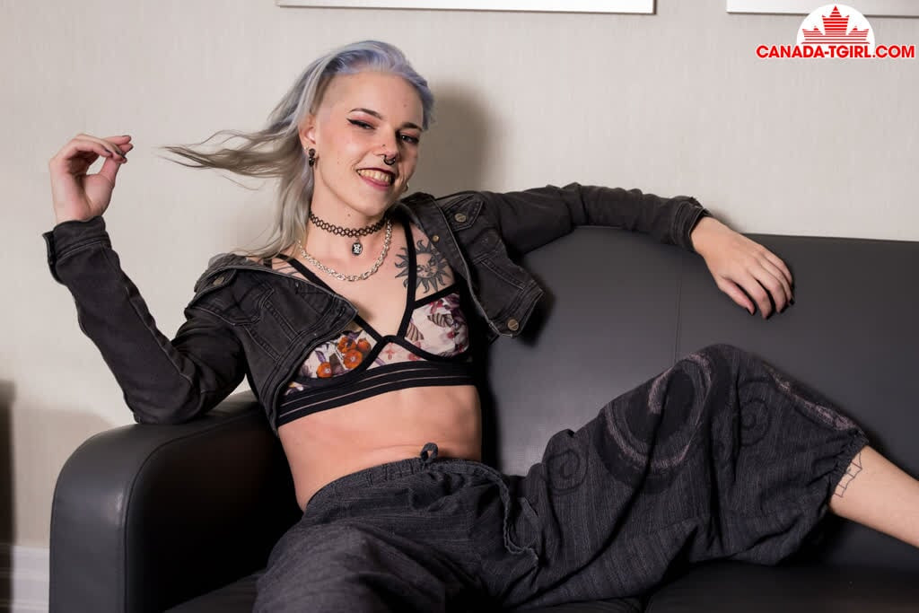 Canada-tgirl - moxy senin için yaramaz hareketlerini gösteriyor