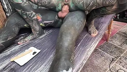 Dövmeli kız memelerini siktiriyor sonra yarağa biniyor ve anal seks yapıyor