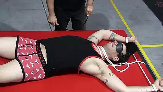 Baskın kaden yollar şaplak atıyor ve bağlı kırbaçlıyor casey wood