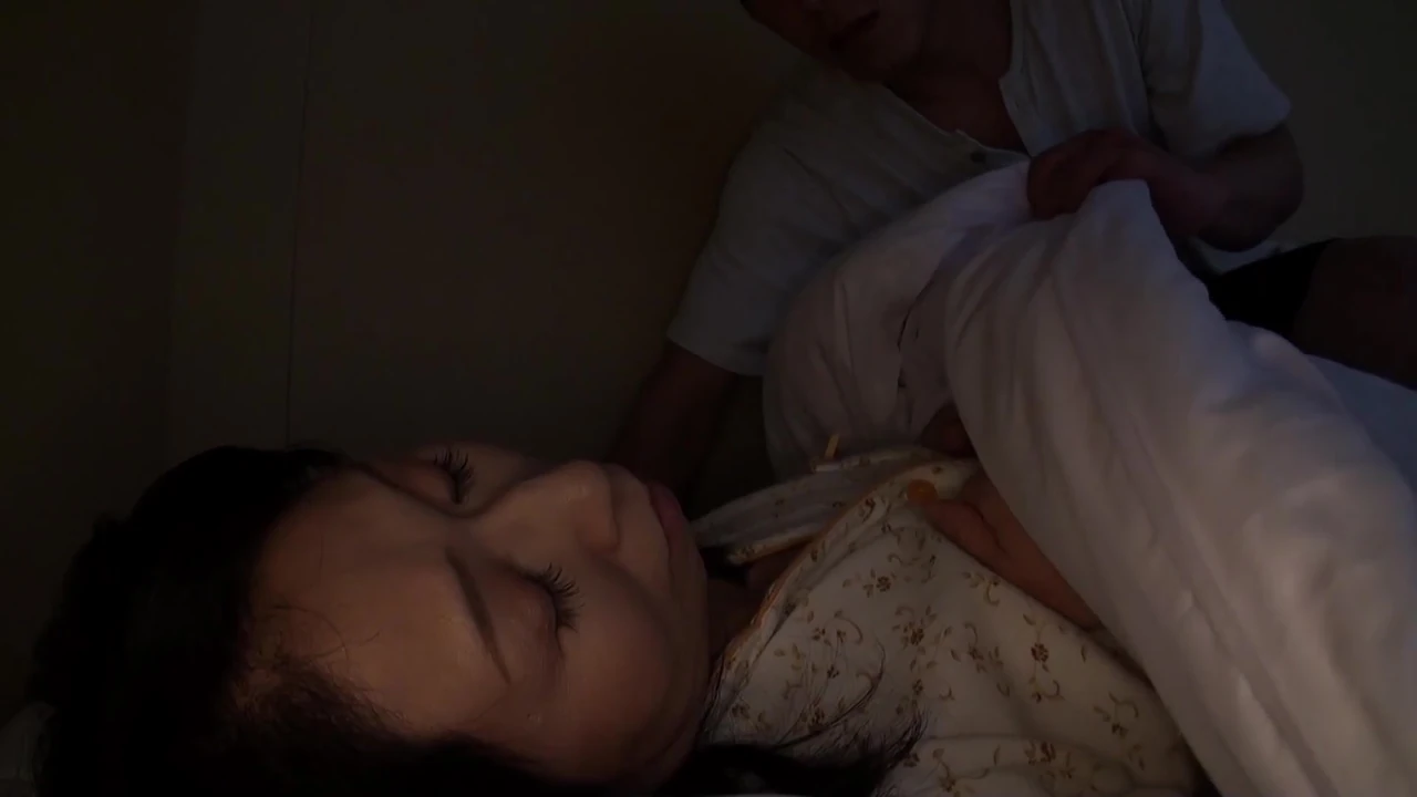 बड़े स्तनों वाली विधवा अपने सौतेले बेटे को चोदती है, अपने पति के अवशेषों के सामने चरमसुख! - part.1