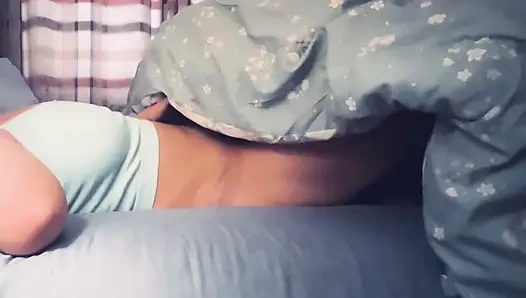 Baba annenin uyanmayı nasıl sevdiğini biliyor.. Güne en iyi şekilde fışkırtmasını sağlamak için iyi yalama ve parmakla sikiş