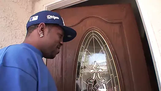 Yuvarlak götlü büyük memeli orta yaşlı seksi kadın ırklararası sikiliyor