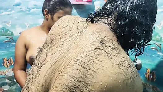 Ateşli çift banyoda banyo romantizmi