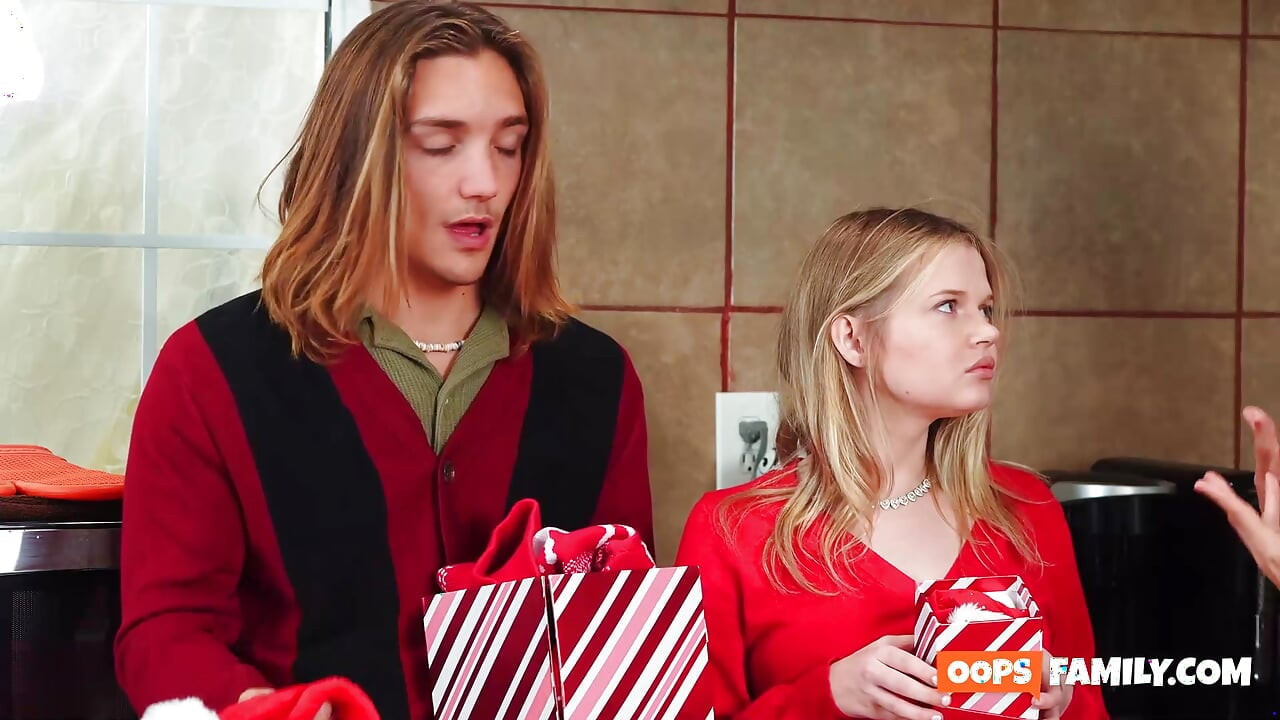 Aile azgın bir Noel partisi için hazır. Süper ateşli sert porno!