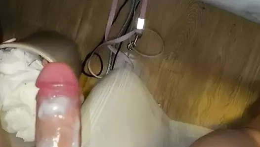 Sadece kremsi olmak için biraz uyarım alır, içeri ve dışarı kayar, boşalmaya ihtiyacım var