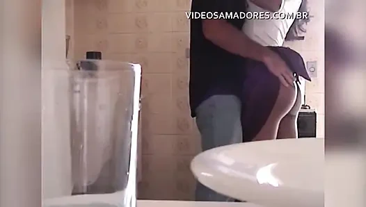 Çift mutfakta seks yaparak ilişkilerini ısıtıyor