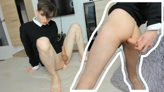 Twink üniversite öğrencisi ders çalışmadan sonra sert bir dildoyla sıkı deliğini sikiyor