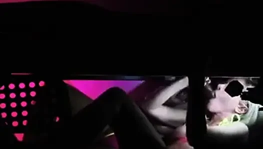 Krystal ve Kyla sağım masasında büyük siyah bir yarağı çifte sikiyor
