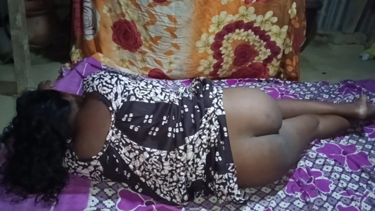 Pados ki bhabhi soi hui thi Ghar mein Aakar chudai ki