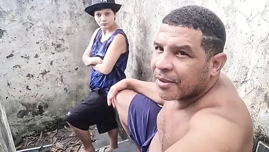 Merdivenlerde sakso çekmesi için lezbiyeni taktım.