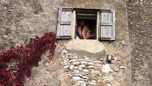 Sarışın Fransız sürtük açık havada ateşli anal seksten sonra sperm yiyor