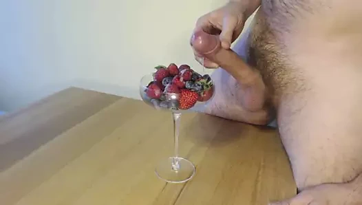 Meyveler ve krema, yemek üzerine boşalmak