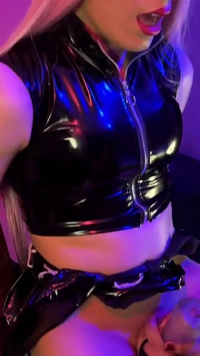 Yağlanmış lateks içinde esaret ashe vex transeksüel Daniela Zhukov tarafından gelene kadar mastürbasyon yapıyor. | Klip 1