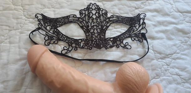 10 inçlik büyük dildo emiyor mutfakta duvara asılmış