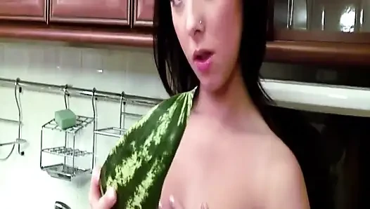 Esmer kadın sulu karpuzu çıplak vücudun her yerine sürttü