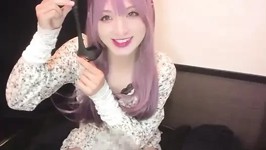 Pembe saçlı tek parçalı cross-dresser'ın yayın yaparken mastürbasyon yaparken videosu