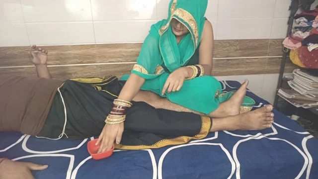 Kayınpeder yağ uygulamak için gelinini odasına çağırdı, sonra sıkı amını sikti.