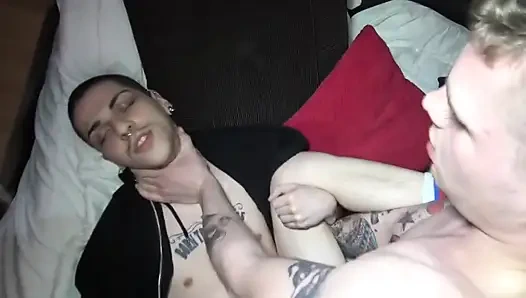 Sürtük twink Alex Roma Aaron Master tarafından korunmasız sikiliyor