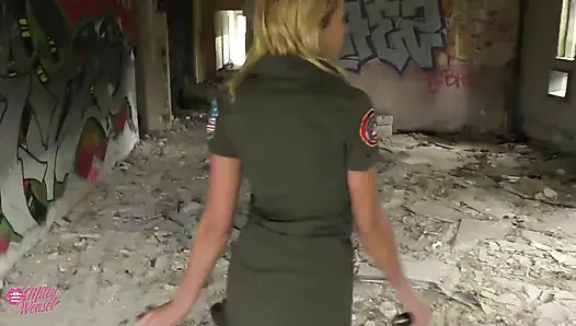 Sarışın turist rehberi poposunu döllendirdi!!
