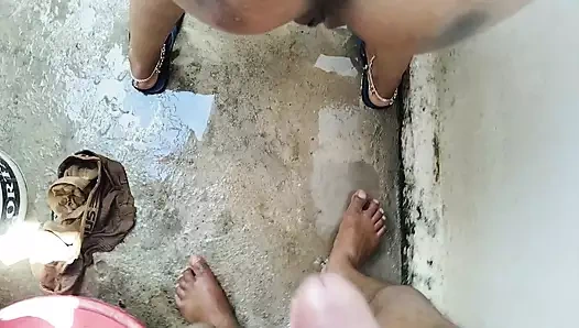 Üvey kız kardeş banyoda kaldı