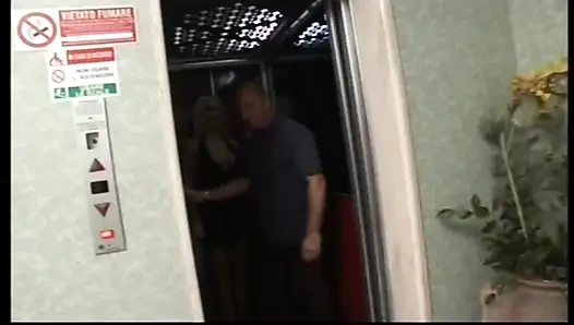 Üçlü seks sikişiyor yarak emiyor