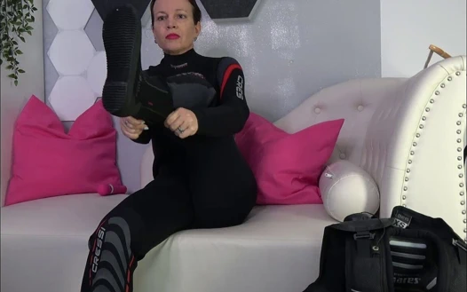 Bir bluz, yelek, tüplü tank ve oyuncağın yer aldığı fetiş klibi