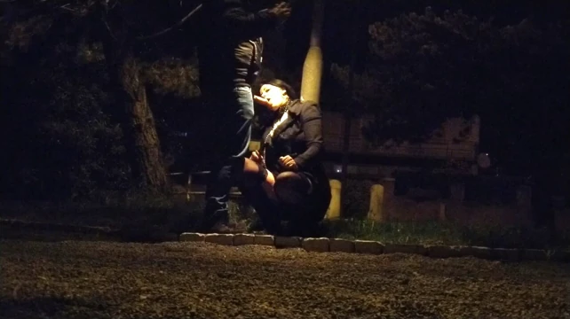 Gece ışığının altında yarak emiyor