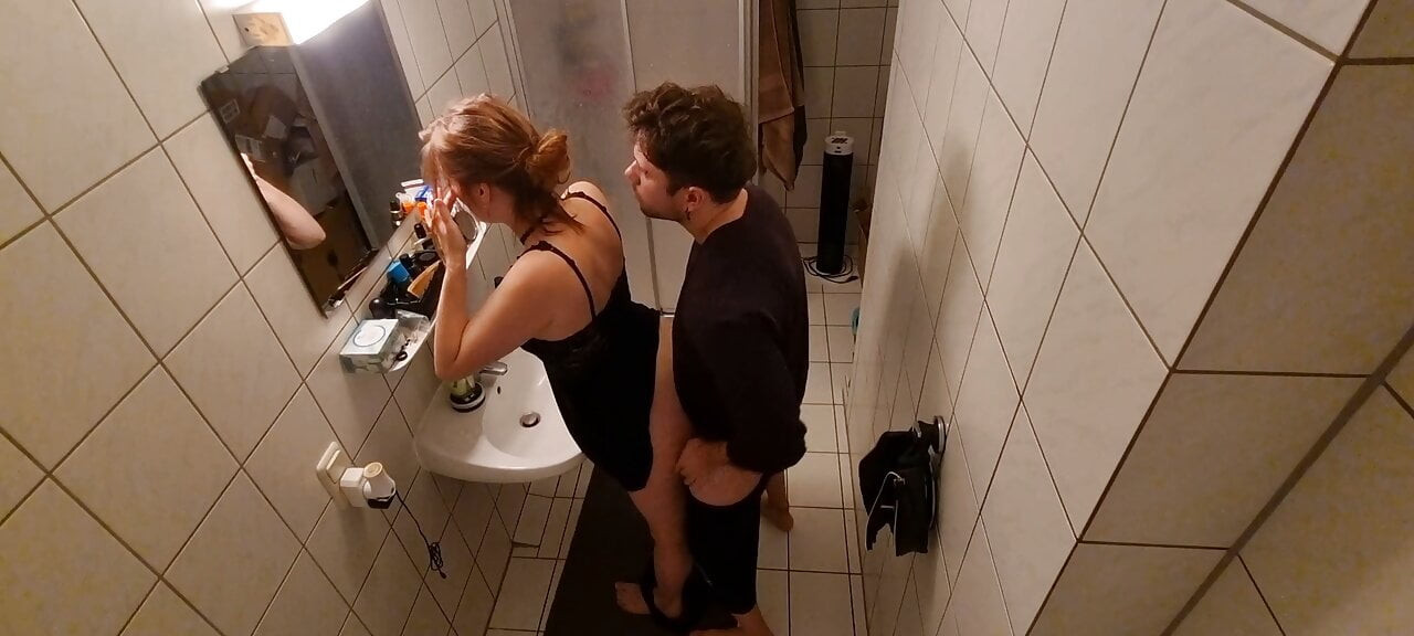 Üvey kardeş becerdin içinde the banyo ve neredeyse yakalandı tarafından üvey anne