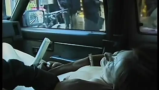 Şehir trafiğinde onu arabada küçük düşüren sapık ile banliyö kızıl saçlı araba sikişiyor