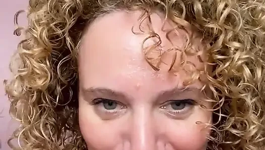 Merce içinde bir şeyle mastürbasyon yapıyor... Amının yakın çekim, inlemesini dinle