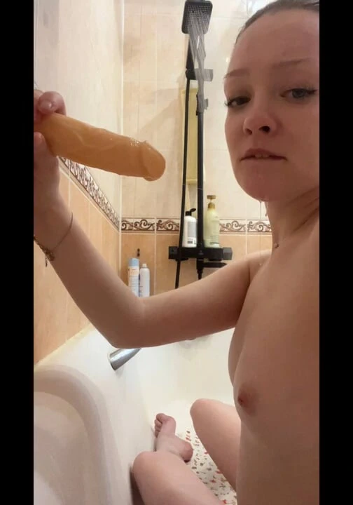 Bir genç kız arkadaşına banyoda nasıl emmesini öğretiyor