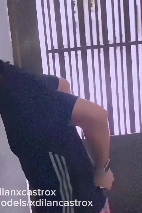 Genç twink garajda heteroseksüel adamı baştan çıkarıyor ve terk edilmiş bir depoda prezervatifsiz sikişiyor