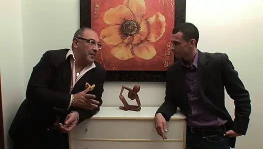 Sadece Iki Büyük Penis Bu İtalyan Orospuyu Eğlendirebilir