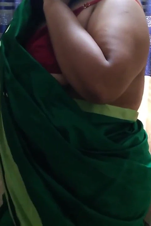 55 yaşındaki Endonezyalı seksi teyze bir adam onu siktiğinde telefonda konuşuyor ve çok boşalıyor